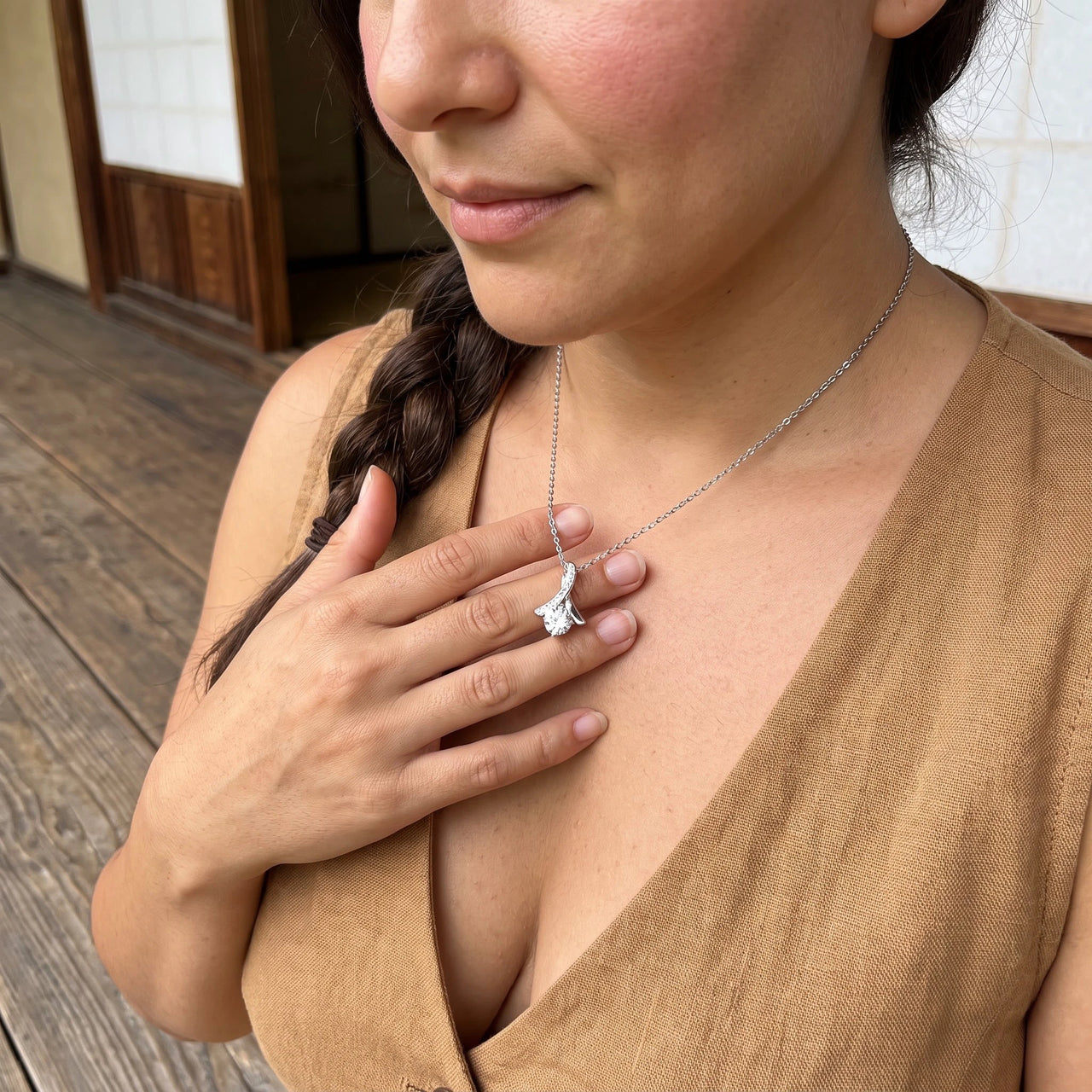 Pendentif zircon — photo portée, geste du quotidien, argent | SKU: 6309048