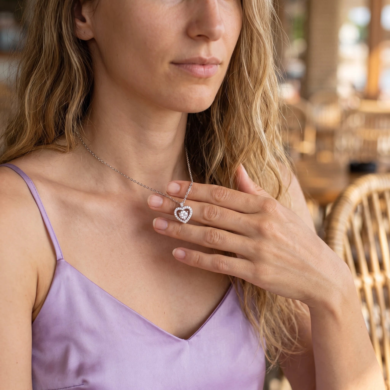 Pendentif coeur — photo portée, geste du quotidien, argent | SKU: 505744