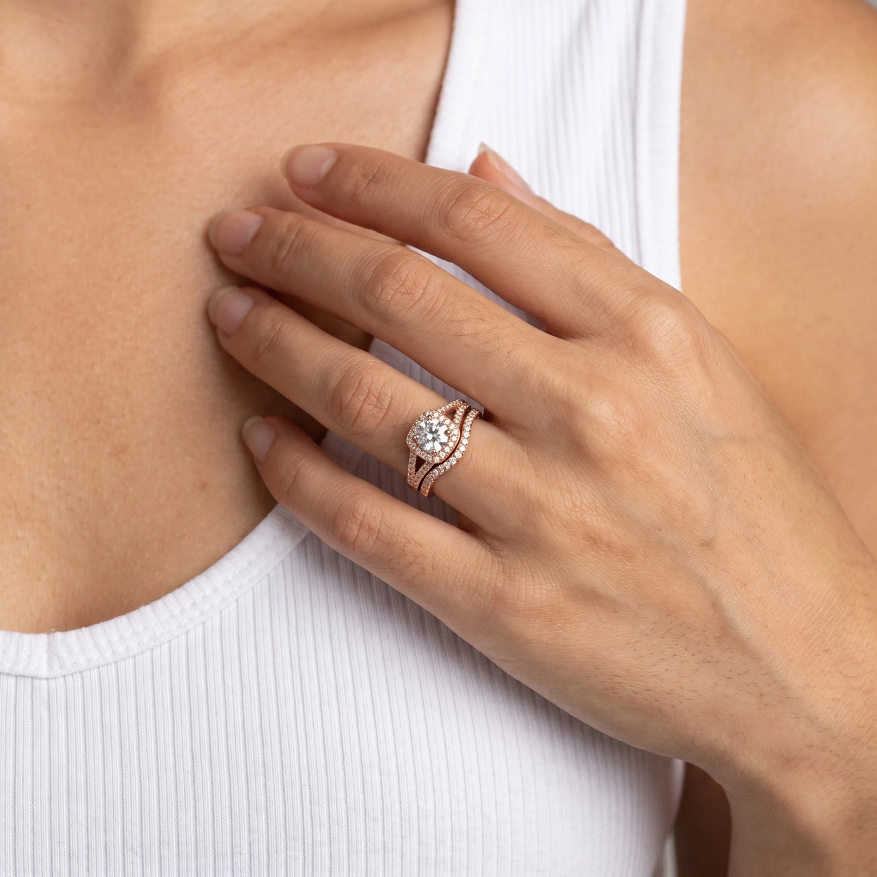 Alliance et bague de fiançailles — gros plan sur les détails, or rose | SKU: 497080-4.5-rose-gold