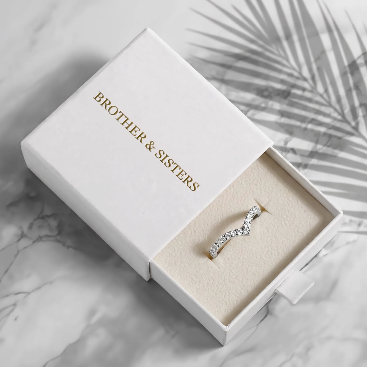 Bague chevron — dans l'écrin cadeau, argent | SKU: 10645547-4.5-silver