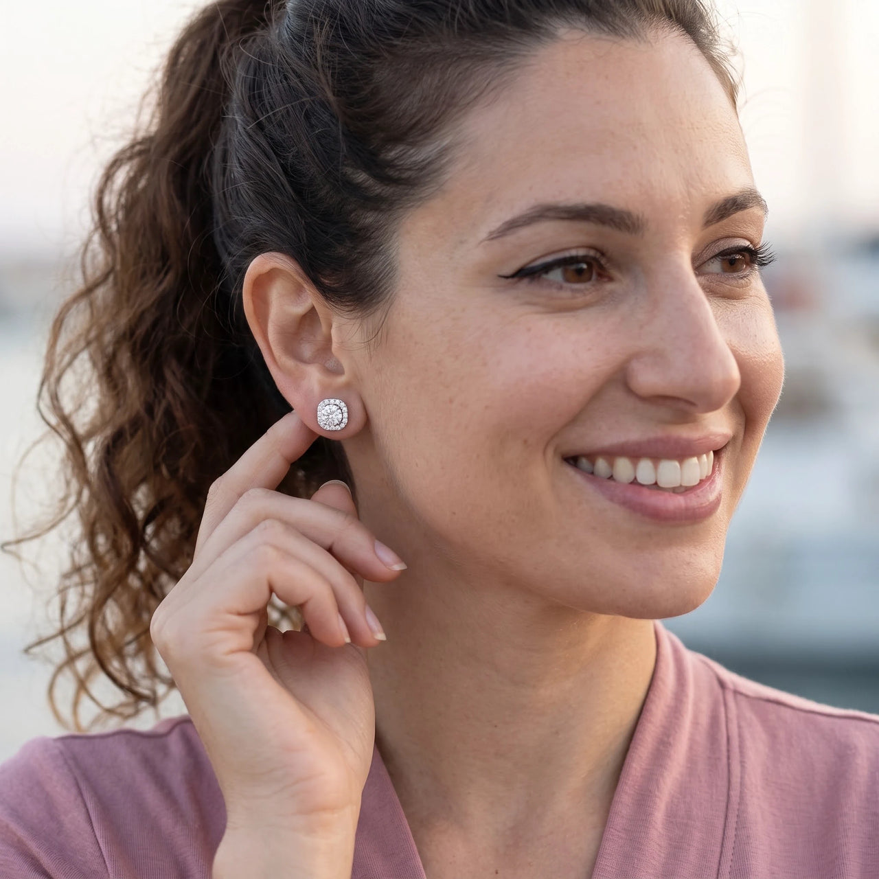 Boucles d'oreilles carrées — photo portée, geste du quotidien, argent | SKU: 505263