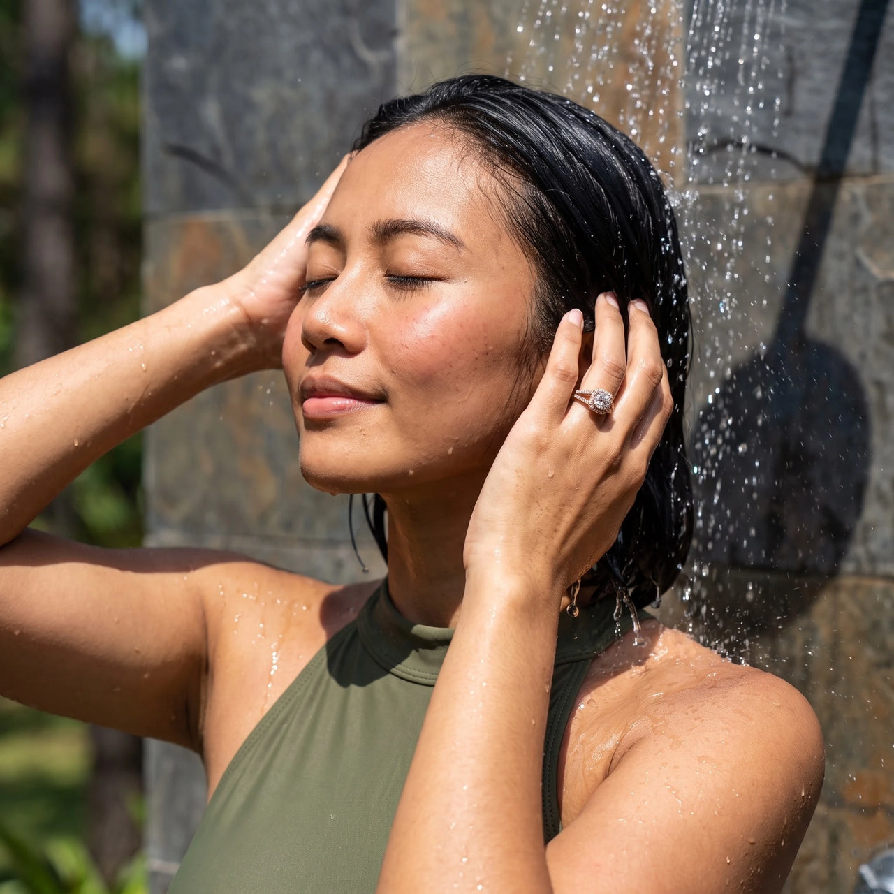 Bague carrée — photo portée sous la douche, waterproof, or rose | SKU: 346060-4.5-rose-gold