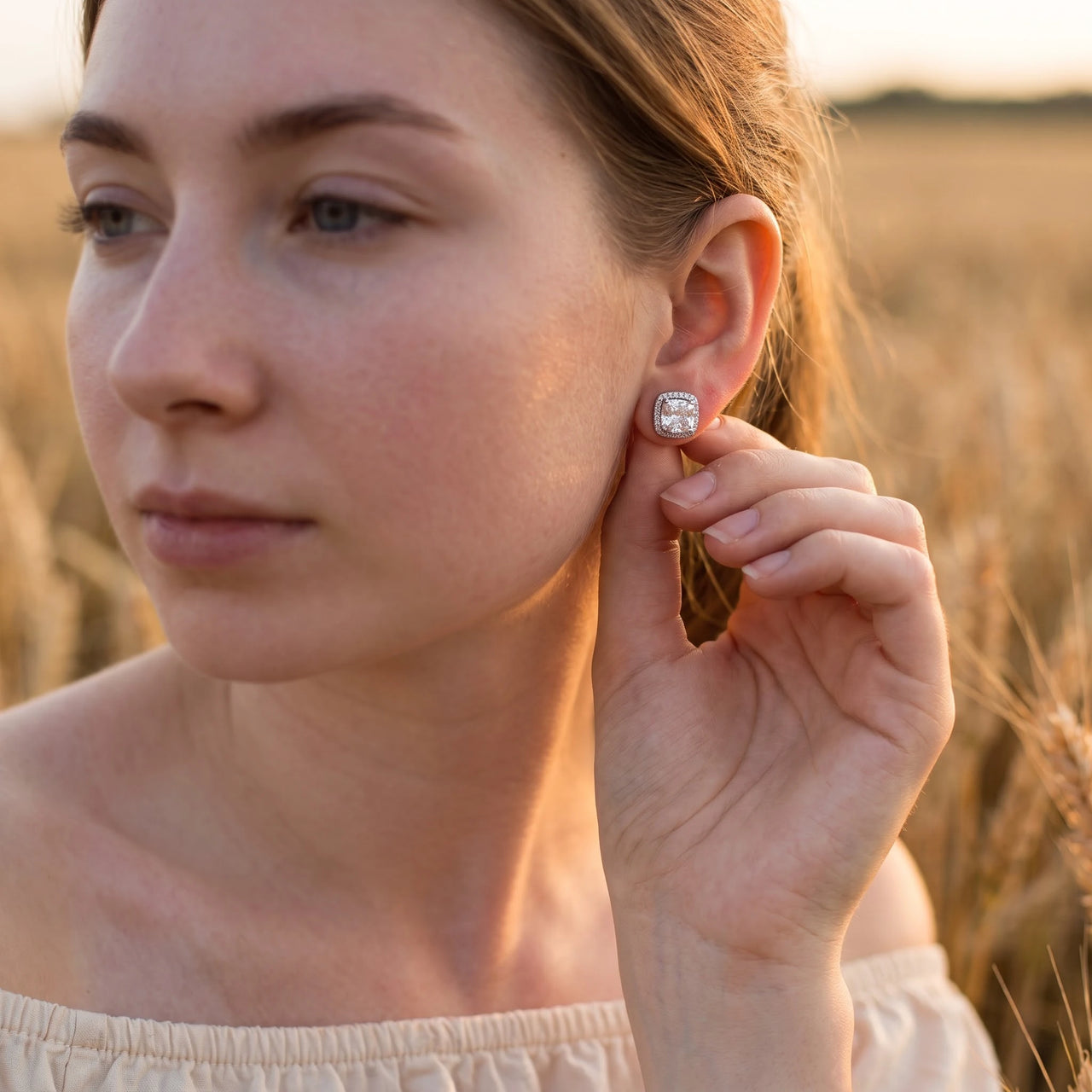 Puces d'oreilles — photo portée, geste du quotidien, argent | SKU: 505185-white