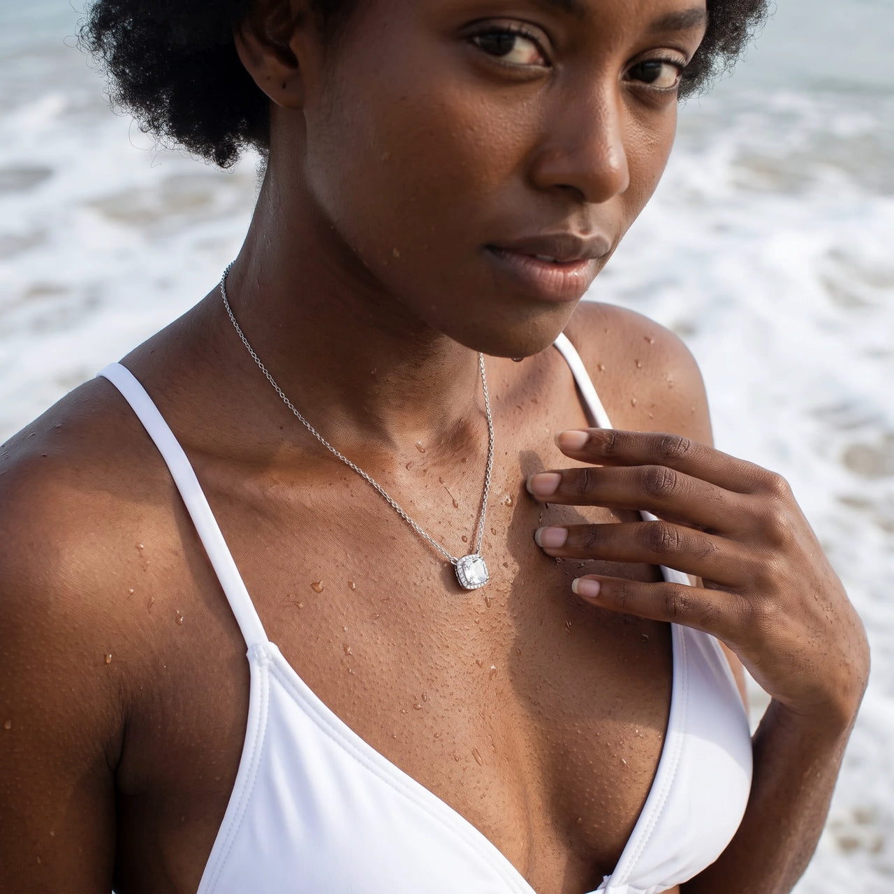 Collier zircon — photo portée dans l'eau, waterproof, argent | SKU: 505721