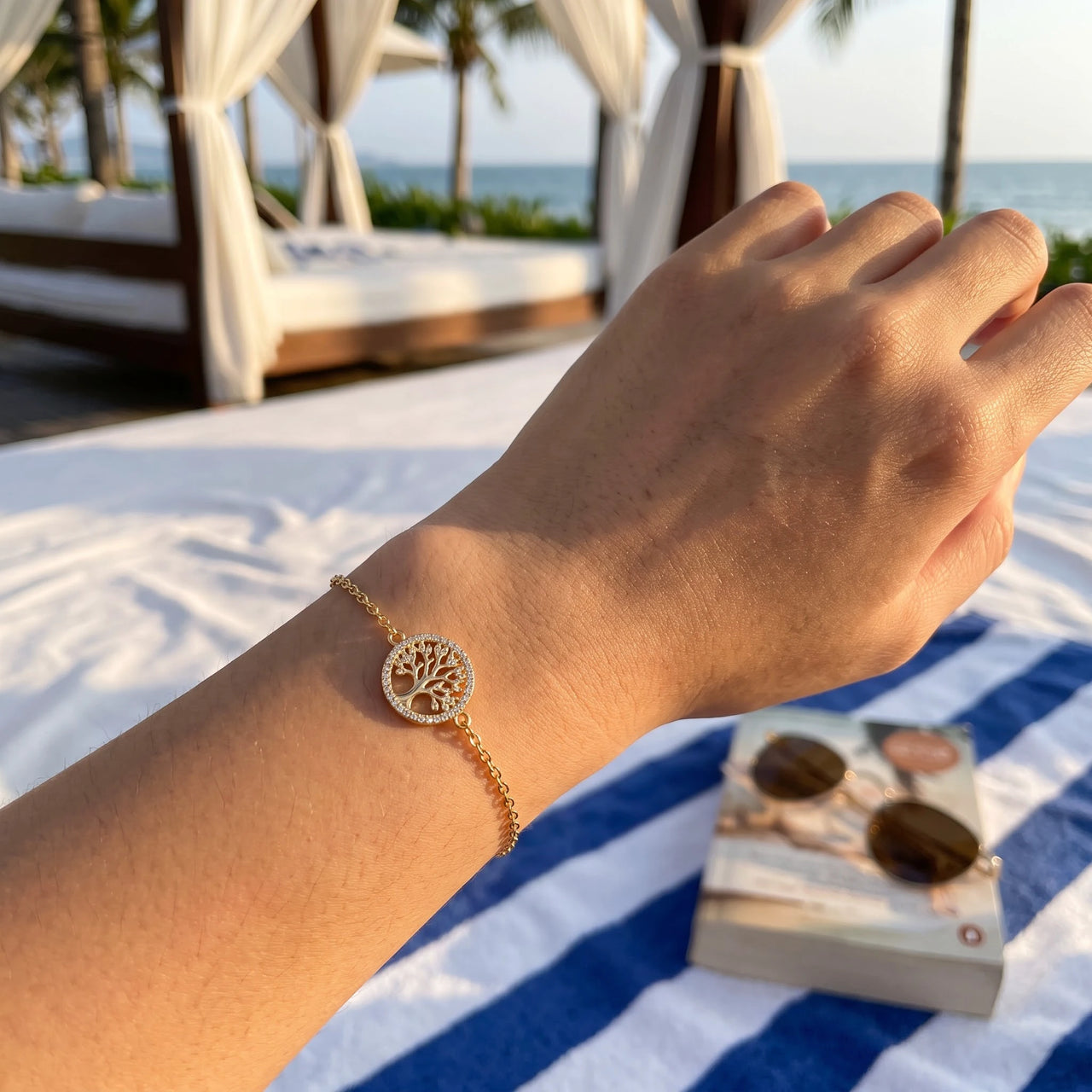 Bracelet arbre de vie — photo portée, taille réelle, or | SKU: 18963309-gold