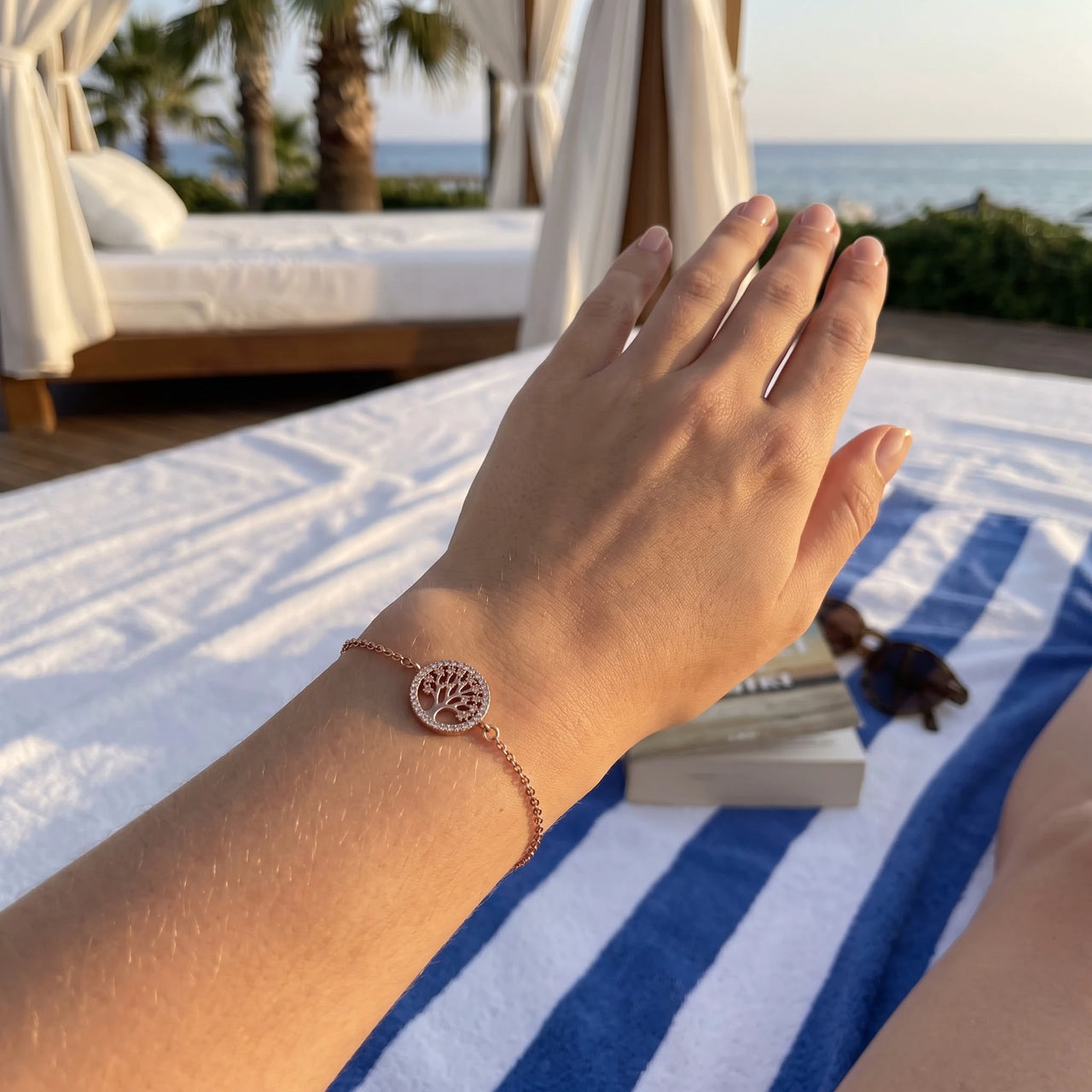 Bijoux arbre de vie — photo portée, taille réelle, or rose | SKU: 18963309-rose-gold