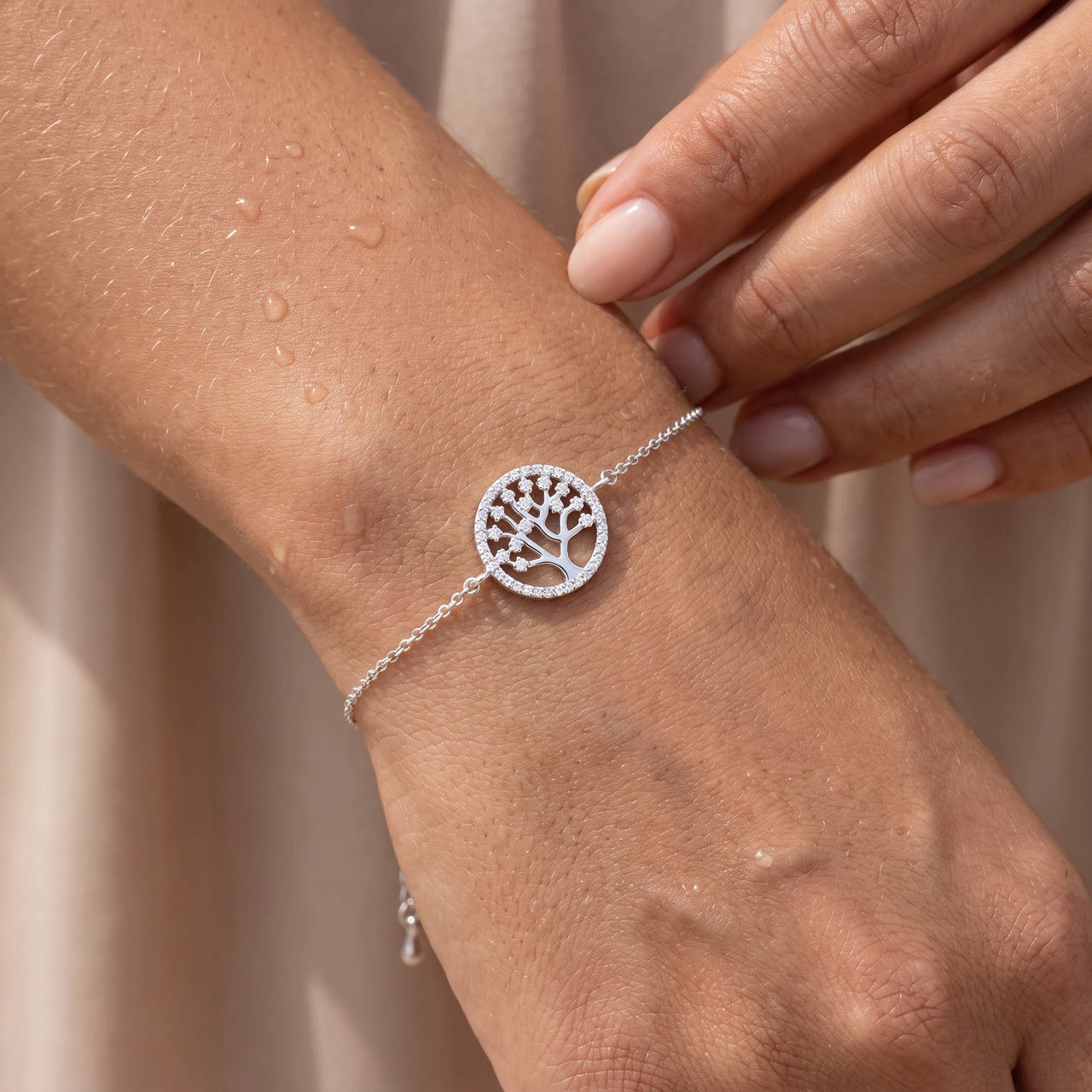 Bracelet arbre de vie — gros plan sur les détails, argent | SKU: 18963309-white-gold