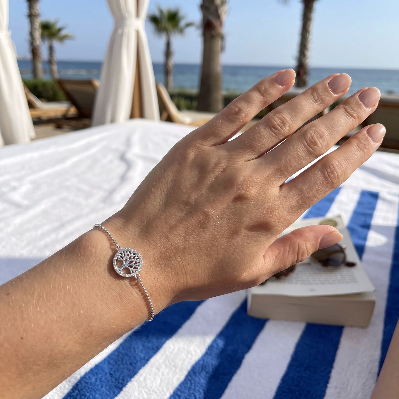 Bracelet arbre de vie — photo portée, taille réelle, argent | SKU: 18963309-white-gold
