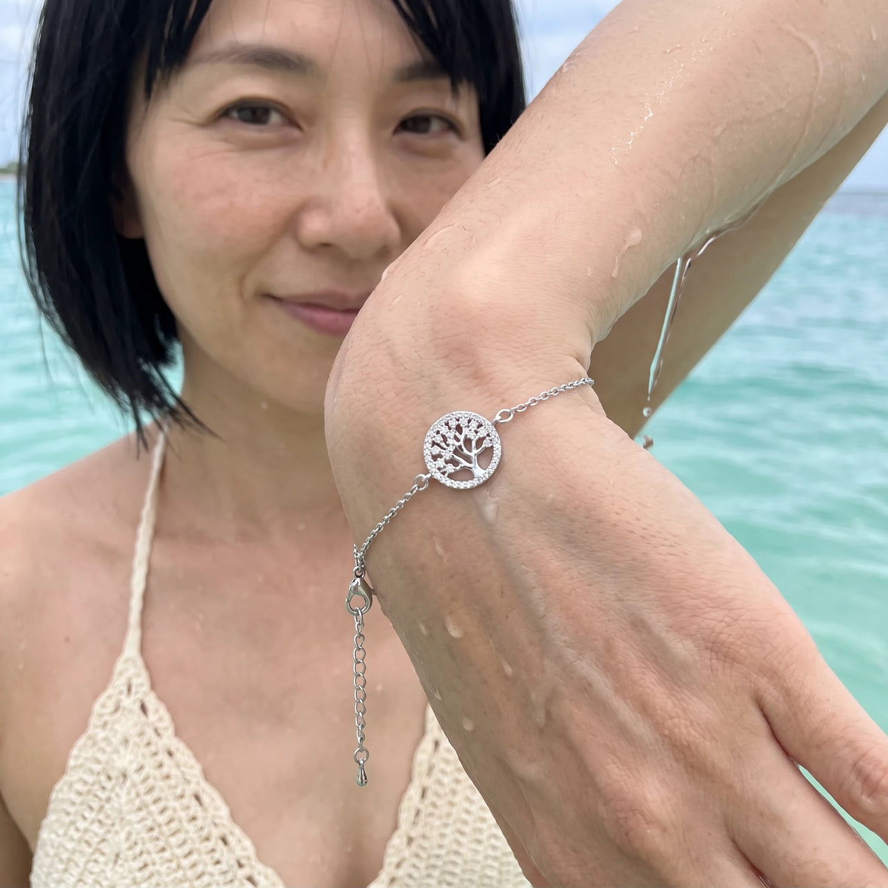 Bracelet arbre de vie — photo portée dans l'eau, waterproof, argent | SKU: 18963309-white-gold