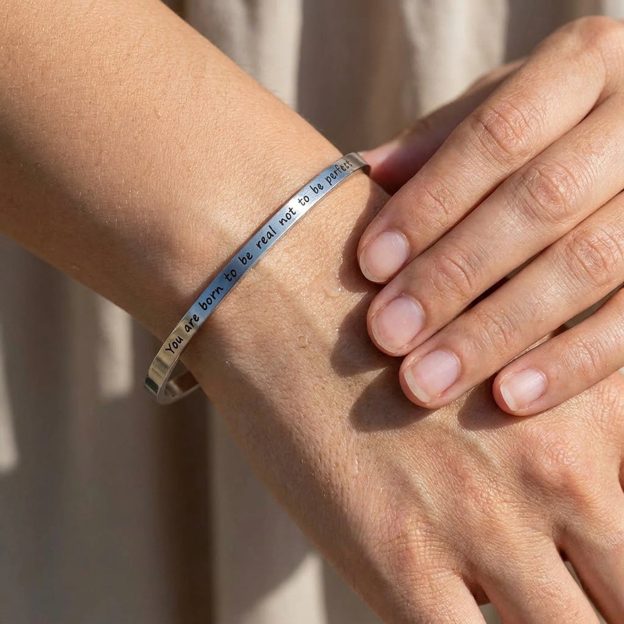 Bracelet message — gros plan sur les détails, argent | SKU: 9864184-silver